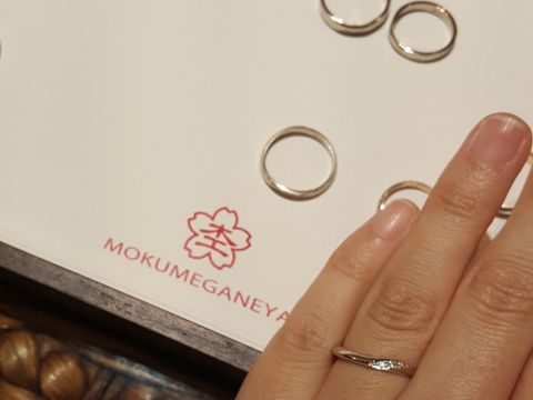 【杢目金屋(もくめがねや)の口コミ】 デザインについてはキラキラしすぎておらず、落ち着いた輝きで指に馴染み…