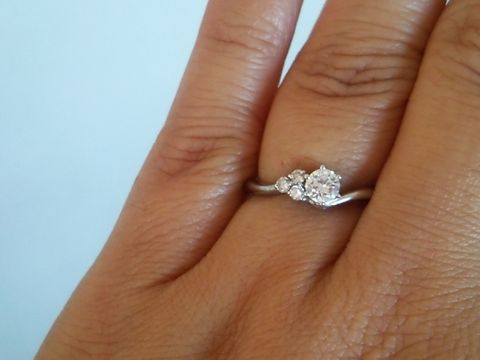 【組曲ジュエリーの口コミ】 いかにもな立て爪のデザインが嫌だったので結婚してからもつけられるよう…