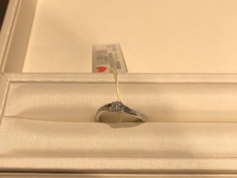 【Ponte Vecchio(ポンテヴェキオ)の口コミ】 ウエーブ型で、サイドにメレダイヤが輝くデザインでした！
センターダイヤ…