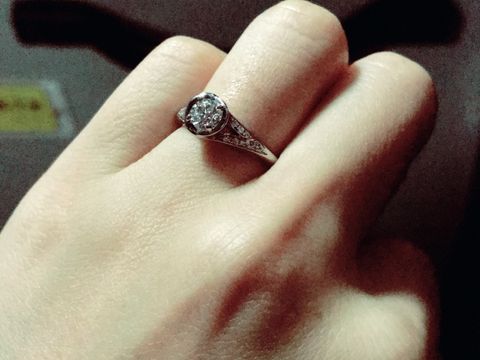 【ブルガリ(BVLGARI)の口コミ】 手を結び合うデザインが珍しく婚約指輪らしくないのであらゆる場面で使え…