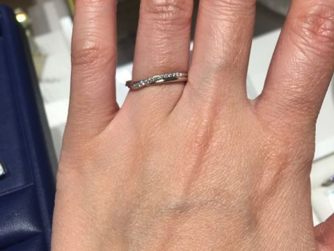 【銀座ダイヤモンドシライシの口コミ】 この独特のねじれのようなデザインがとても可愛いです。そのまま見るより…