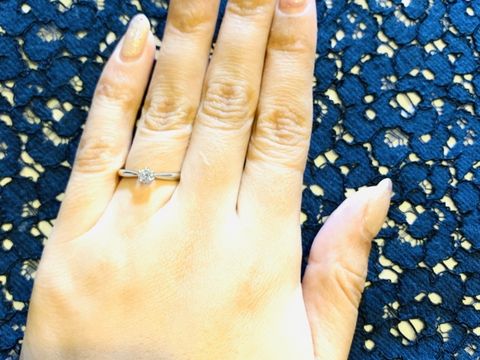 【銀座ダイヤモンドシライシの口コミ】 プロポーズリングだったので、受け取ってから台座を決めました。台座のタ…