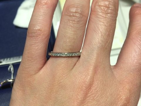 【銀座ダイヤモンドシライシの口コミ】 ストレートのキラキラ。とても可愛いです。ねじれたデザインも好きだけど…