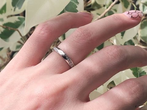 【ラザール ダイヤモンド(LAZARE DIAMOND)の口コミ】 捻ったようなデザインで、真ん中のプラチナ部分の艶が強調されて服を選ば…