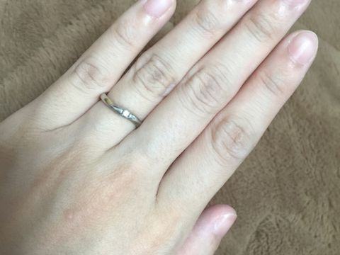 【4℃ BRIDAL(ヨンドシーブライダル)の口コミ】 婚約指輪と重ね付け出来るデザインがいいとおもっていました。
婚約指輪が…