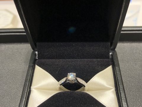 【エクセルコダイヤモンド(EXELCO DIAMOND)の口コミ】 たくさんの店舗やデザインを見比べましたが、こちらのリング以上に心がと…