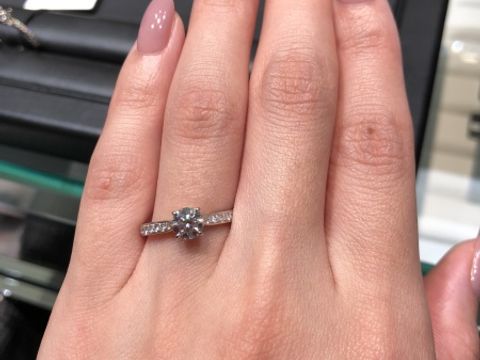 【ラザール ダイヤモンド(LAZARE DIAMOND)の口コミ】 エタニティタイプのエンゲージリングを希望しており、提案していただいた…