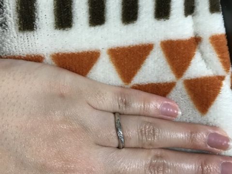 【アイプリモ(I-PRIMO)の口コミ】 指が短く太めなので、出来るだけ細く見える結婚指輪を探していました。色…