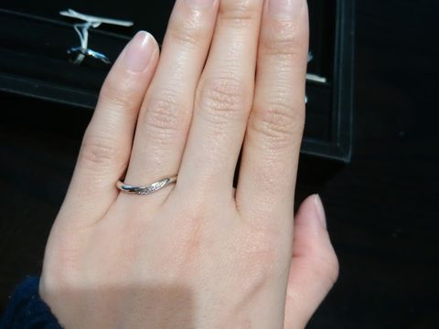 【ケイウノ ブライダル(K.UNO BRIDAL)の口コミ】 ピンクゴールドやゴールド(選択できる)のラインが入っているデザインです…