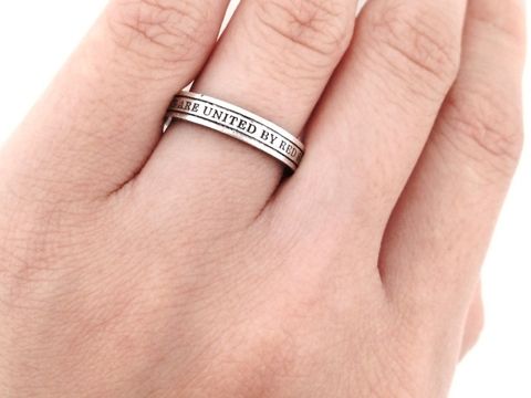 【ｅ&minus;宝石屋の口コミ】 指の当たる裏面に赤い糸が埋め込まれているのがとても魅力的で一目惚れで…