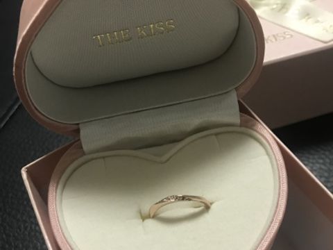 【THE KISS(ザ・キッス)の口コミ】 自分の手の肌色に合うピンクゴールドで、小粒のダイヤが普段使いしても目…