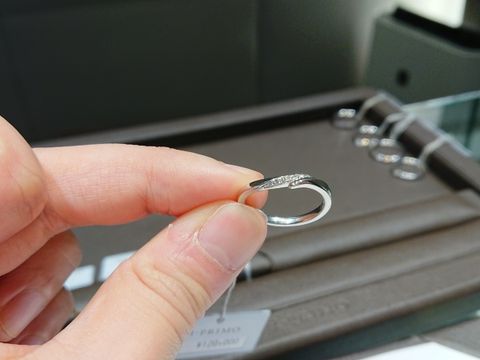 【アイプリモ(I-PRIMO)の口コミ】 女性用の指輪はあまり華美ではなく、けれどもダイヤモンドがさりげなく見…