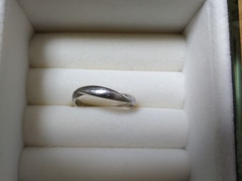 【YUKIZAKI BRIDAL(ユキザキブライダル)の口コミ】 ウェーブのデザインで、リングが細めのものを探していました。何店舗か見…