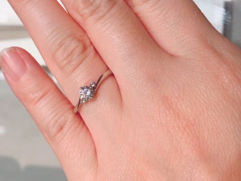 【アイプリモ(I-PRIMO)の口コミ】 ウェーブデザインで、センターストーンの両サイドに小さなメレダイヤが付…