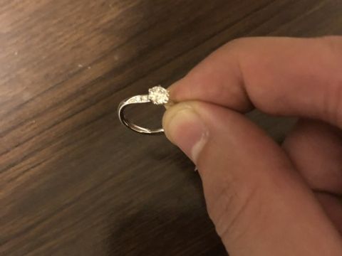 【BRILLIANCE+(ブリリアンスプラス)の口コミ】 リング形状がウェーブになっており、手に綺麗に馴染んでいる。ダイヤモン…