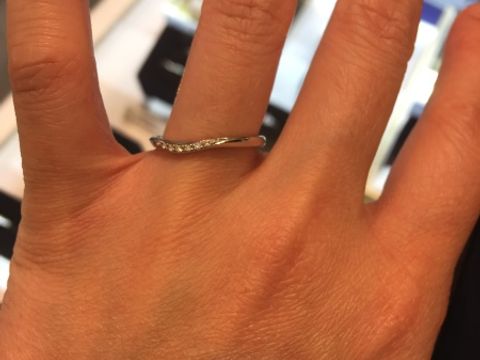 【4℃ BRIDAL(ヨンドシーブライダル)の口コミ】 今まで試着した中で一番細い指輪です。つける前は、あまり細いと貧相に見…