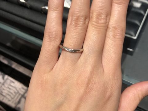 【エクセルコダイヤモンド(EXELCO DIAMOND)の口コミ】 Vデザインで指が綺麗に見えるデザインで、婚約指輪との重ね付けもフィット…