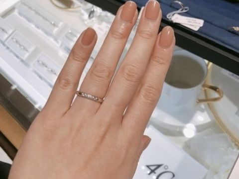 【4℃ BRIDAL(ヨンドシーブライダル)の口コミ】 ストレートデザインが良かったのですが、丸みのあるフォルムが女性らしい…