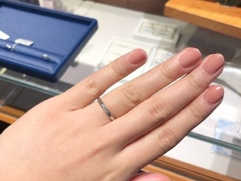 【銀座ダイヤモンドシライシの口コミ】 同じストレートリング、3粒のメレダイヤが中央にあしらわれているものを試…