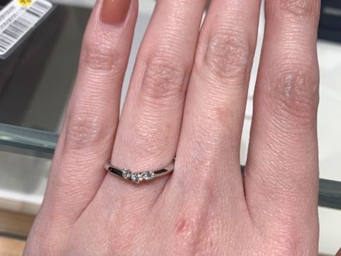【銀座ダイヤモンドシライシの口コミ】 ハーフエタニティで探していましたが、Vラインに大きめのダイヤが３つ着い…