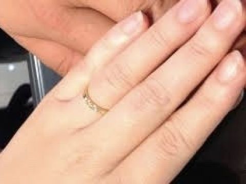 【AHKAH(アーカー)の口コミ】 結婚後もファッションリング感覚で付けれる指輪を探していました。
真ん中…