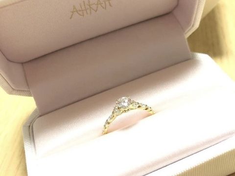【AHKAH(アーカー)の口コミ】 デザインがとにかく可愛くて一目惚れしました。
真ん中のダイヤだけでなく…