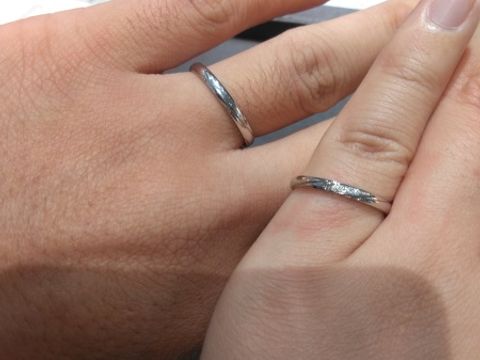 【アイプリモ(I-PRIMO)の口コミ】 女性の指輪には、ダイヤが3石入っていて、可愛いデザインです。ですが、派…