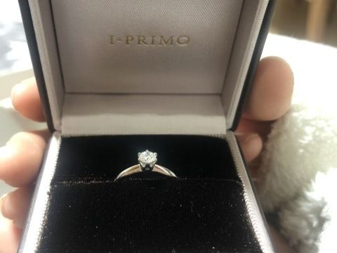 【アイプリモ(I-PRIMO)の口コミ】 プロポーズ用にシンプルなリングにしました。
女性によって好きなデザイン…