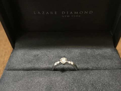 【ラザール ダイヤモンド(LAZARE DIAMOND)の口コミ】 リングの周りにもダイヤモンドを散りばめたかったので、ダイヤモンドの輝…