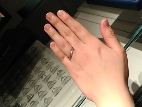 【銀座ダイヤモンドシライシの口コミ】 ウェーブラインのデザインで、真ん中に五石のメレダイヤモンドがあしらわ…