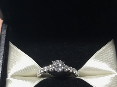 【エクセルコダイヤモンド(EXELCO DIAMOND)の口コミ】 デザインがとても気に入りました。
真ん中のダイヤだけでなく、周りもとて…