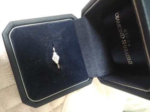 【銀座ダイヤモンドシライシの口コミ】 大道の婚約指輪らしいものがよいと思っていましたが、多くの種類があり、…