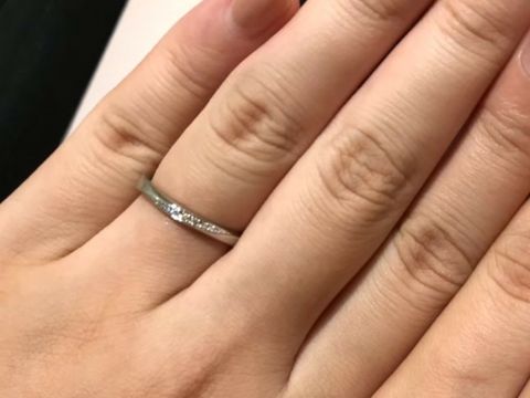 【4℃ BRIDAL(ヨンドシーブライダル)の口コミ】 ダイヤモンドが多く、かなりキラキラしてみえますが、大粒ではなく、細か…