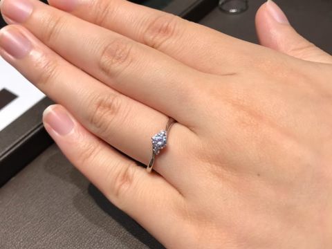 【ラザール ダイヤモンド(LAZARE DIAMOND)の口コミ】 緩やかなウェーブが素敵で、指がきれいに長く見えます。真ん中のダイヤモ…