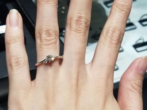 【ラザール ダイヤモンド(LAZARE DIAMOND)の口コミ】 緩やかなカーブと両側のメレダイヤのデザインが良いなと思い決めました。…