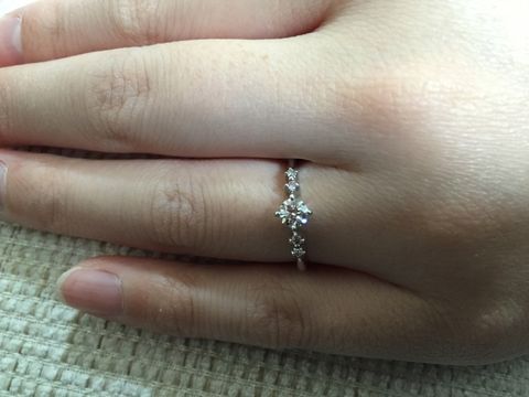 【アイプリモ(I-PRIMO)の口コミ】 センターダイヤモンドの両脇にちょうどいい大きさのピンクダイヤモンドが…