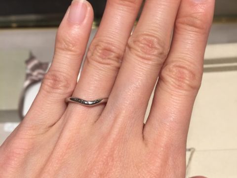 【Joie de treat.(ジョア・ドゥ・トリート)の口コミ】 V字デザインでシンプルだけど指にはめてみるとオシャレです。水かきがある…