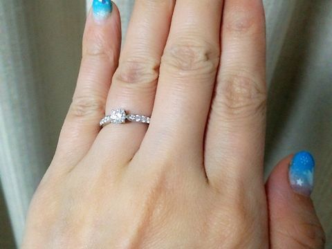 【ティファニー(Tiffany & Co.)の口コミ】 婚約指輪としていかにもな立て爪の大粒ダイヤが、ぱっと目を引くところが…