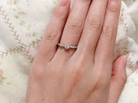 【ラザール ダイヤモンド(LAZARE DIAMOND)の口コミ】 王道のソリティアリングだと、手が大きめの私には少し物足りなく感じたた…
