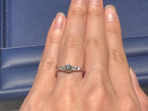 【銀座ダイヤモンドシライシの口コミ】 王道のソリティアリングだと手が大きめの私には少し物足りなく感じたため…