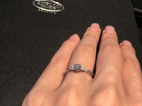 【エクセルコダイヤモンド(EXELCO DIAMOND)の口コミ】 王道のソリティアリングでは手が大きめの私には少し物足りなく感じたため…