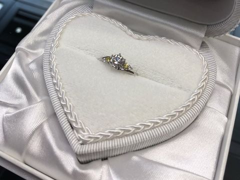 【LEHAIM(レハイム)の口コミ】 S字で指が綺麗に見えるようなデザインを探してました。
元々この指輪の枠…