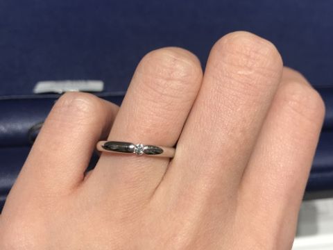 【銀座ダイヤモンドシライシの口コミ】 他のブランドでも1石タイプを試着しましたが横から光が入る様になっている…