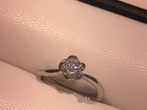 【GALA JEWELRY(ガラジュエリー)の口コミ】 結婚指輪を購入したくてお店に行ったのですが、たくさんの指輪を見ていた…