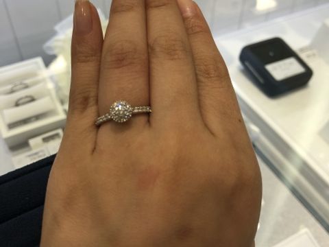 【銀座ダイヤモンドシライシの口コミ】 一石の周りを小さい宝石が囲むデザインで探していて、シライシさんではブ…