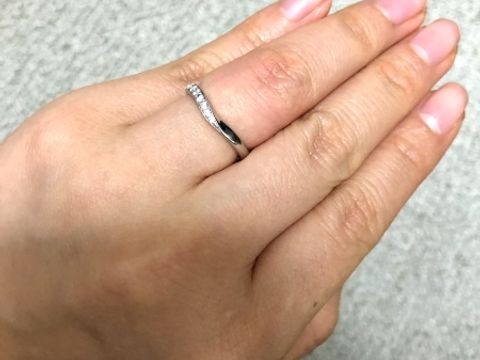 【ラザール ダイヤモンド(LAZARE DIAMOND)の口コミ】 旦那さんも私も、直線よりウェーブが入っている方が似合ったのでペアタイ…