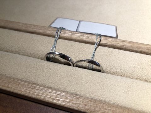 【ith(イズ)の口コミ】 ツイスト部分をツヤ消し加工でアレンジし、スタイリッシュで洗練されたデ…