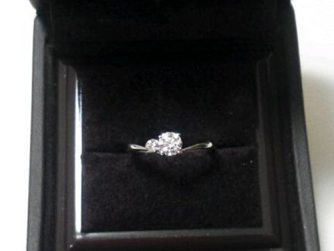 【アイプリモ(I-PRIMO)の口コミ】 ダイヤモンドの横にピンクダイヤモンドがあしらわれた、上品でシンプルな…