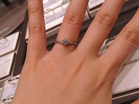 【アイプリモ(I-PRIMO)の口コミ】 ダイヤが大きいけどそこまでギラギラ主張するわけでもなくかわいかったで…