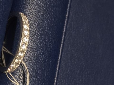 【TRECENTI(トレセンテ)の口コミ】 ハーフエタニティのデザインが気に入って、このリングに決めました。石が…